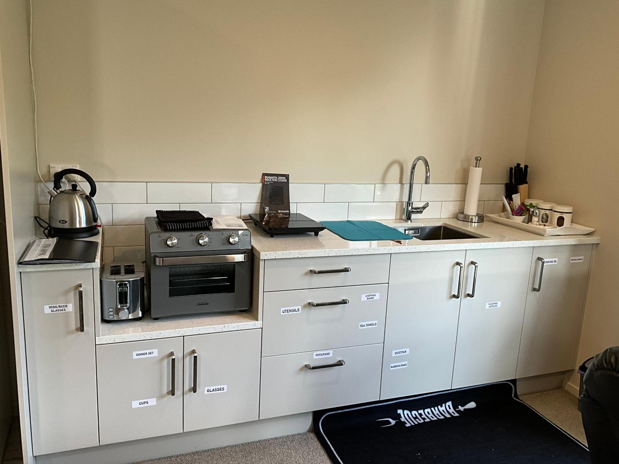 New Two Bedroom House Attached To Main House Holiday home Pukekohe
